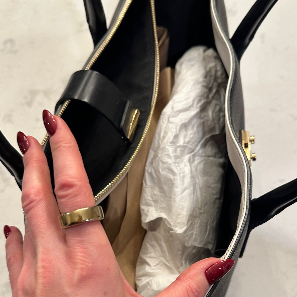 Elegant Black Leather Furla Bag - Picture 6 of 10